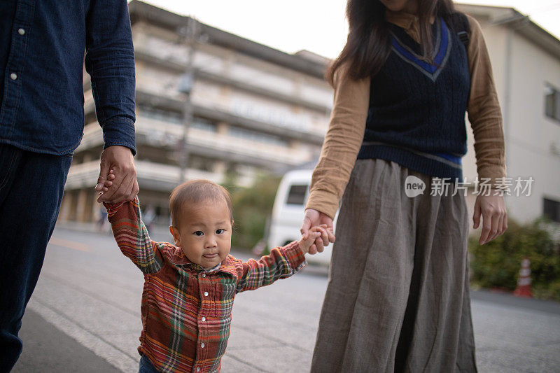 年轻的家庭一起散步