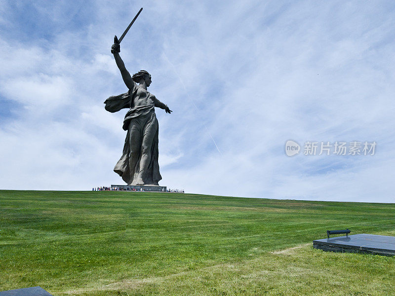 在伏尔加格勒，可以看到为保护祖国而牺牲的大量士兵的墓地和祖国纪念碑