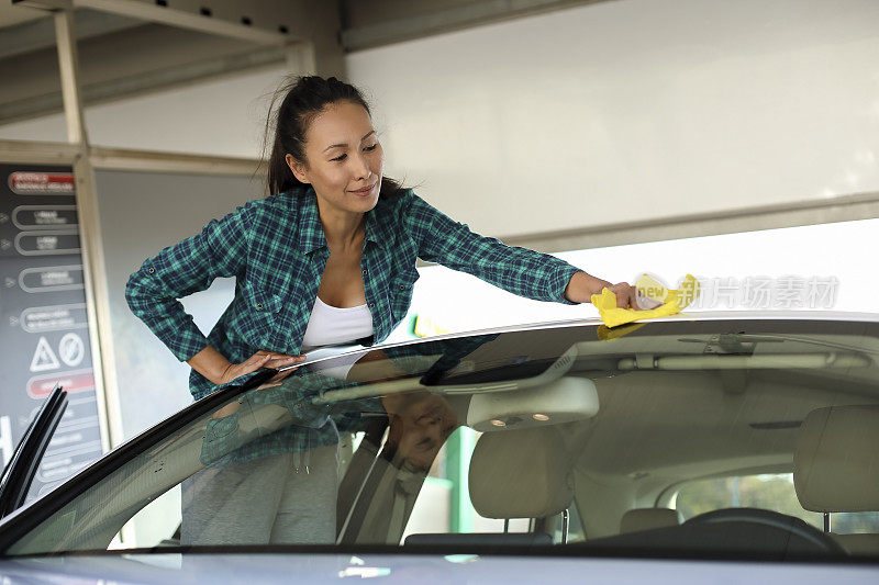 美丽的亚洲女人洗车