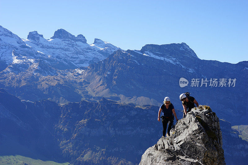 女性登山运动员攀登峰顶