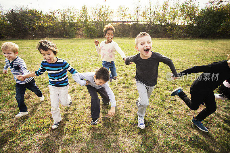 快乐的孩子们在草地上奔跑