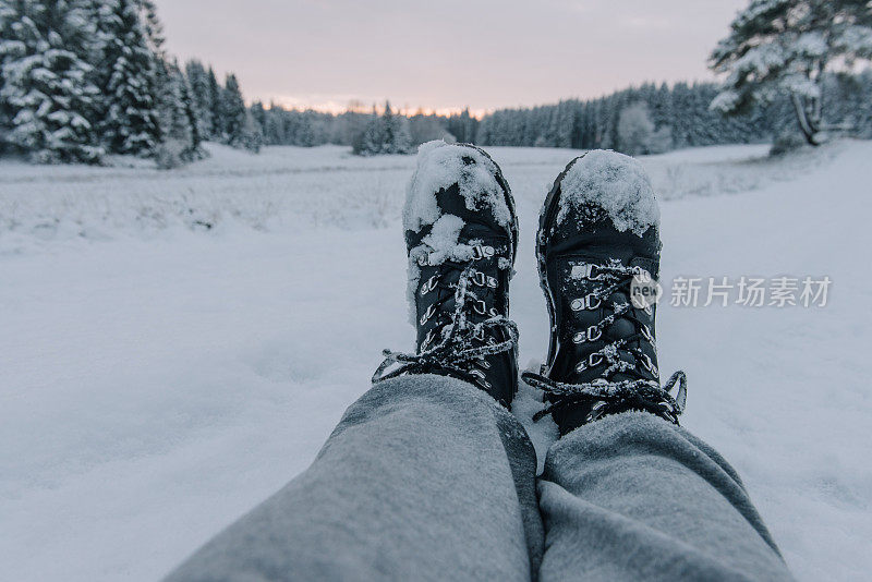 雪地里的冬季徒步靴