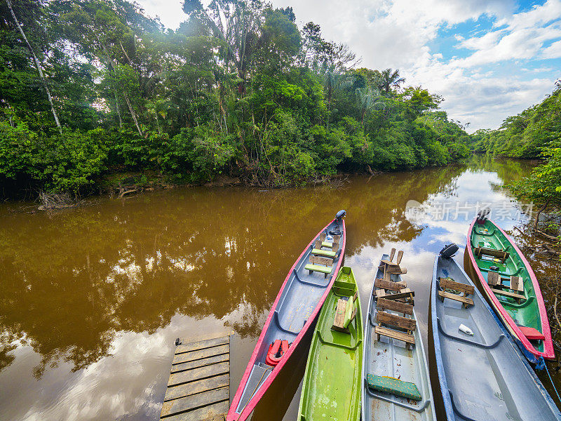 库亚贝诺野生动物保护区河上的独木舟