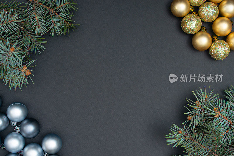 多个圣诞银饰和金饰创意图案与松树树枝在黑色的背景