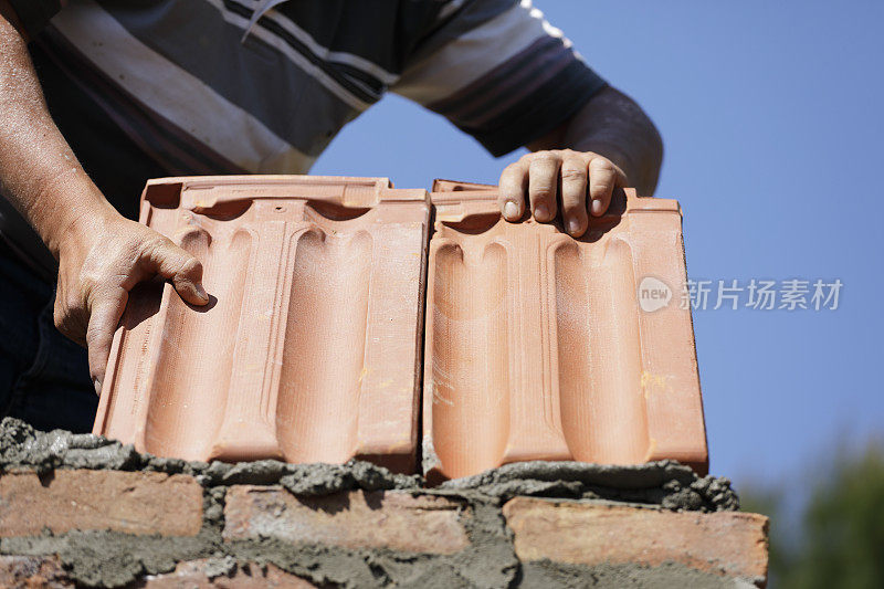 铺新瓷砖的瓷砖铺在屋顶上