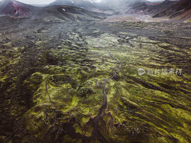 鸟瞰图的人的剪影停留在冰岛高地纹理火山土地