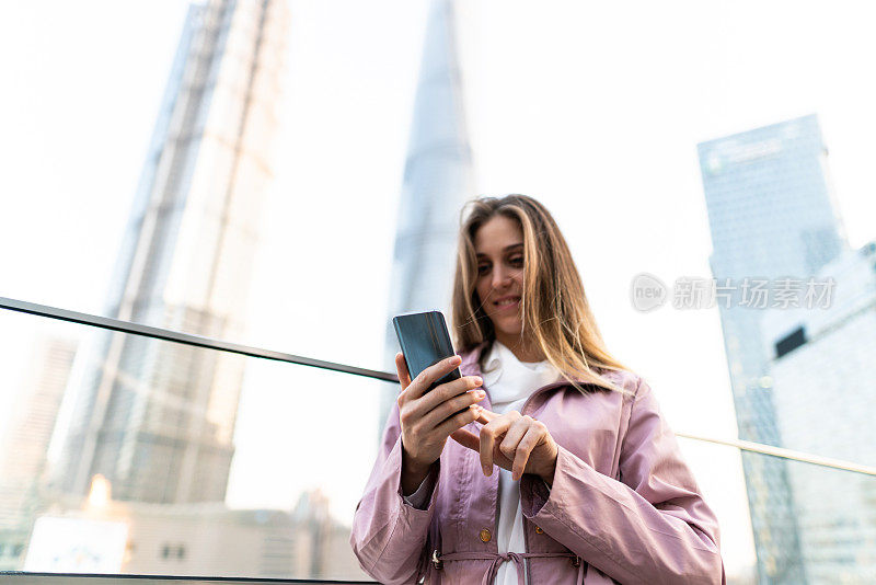 上海的一名女子在发短信