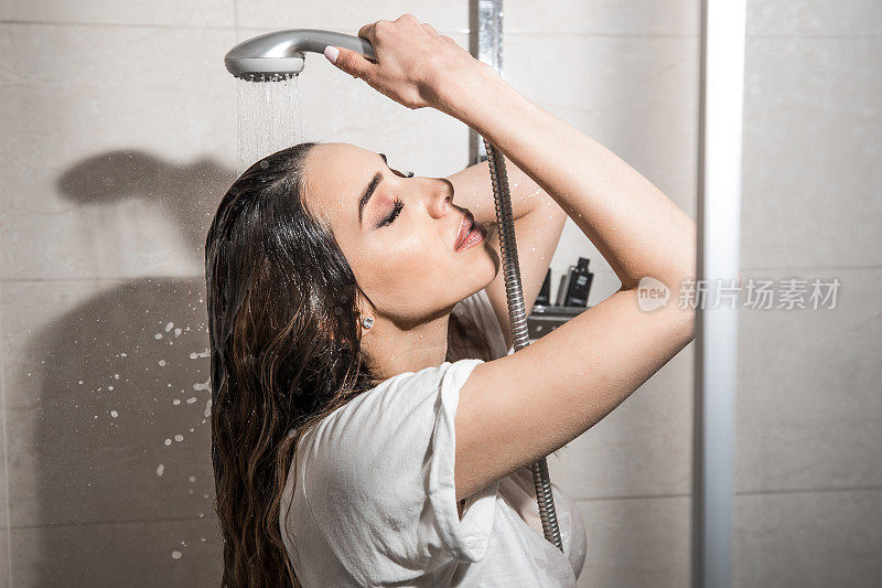 性感的女孩正在洗澡