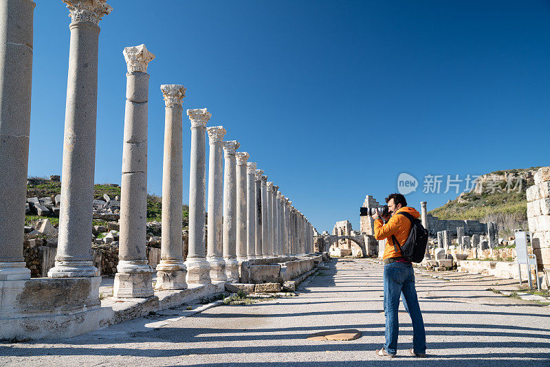 成年旅行者在土耳其安塔利亚佩吉古城拍摄