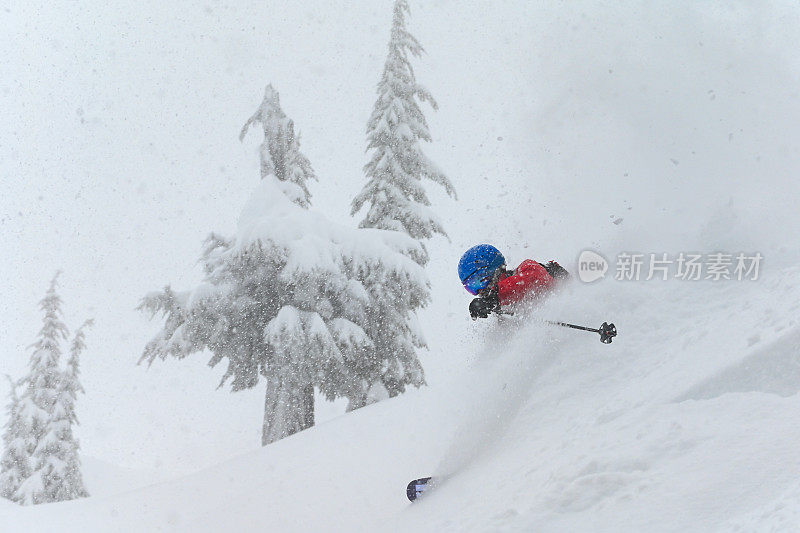 完美的粉末在山上滑雪