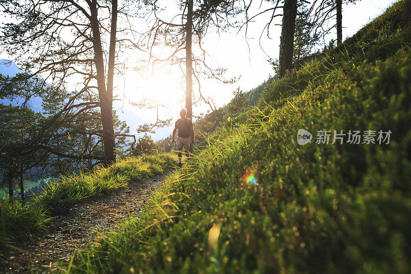 老人在山林中徒步旅行