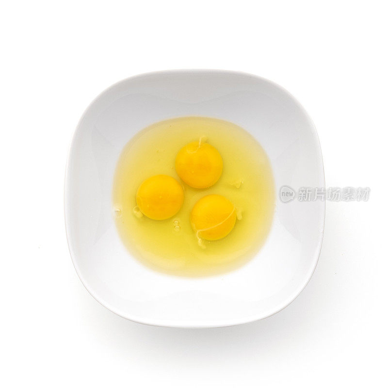 在白色背景的碗生鸡蛋