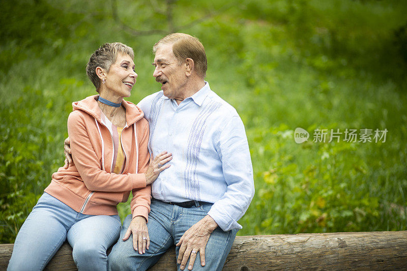 一对老年夫妇在大自然漫步