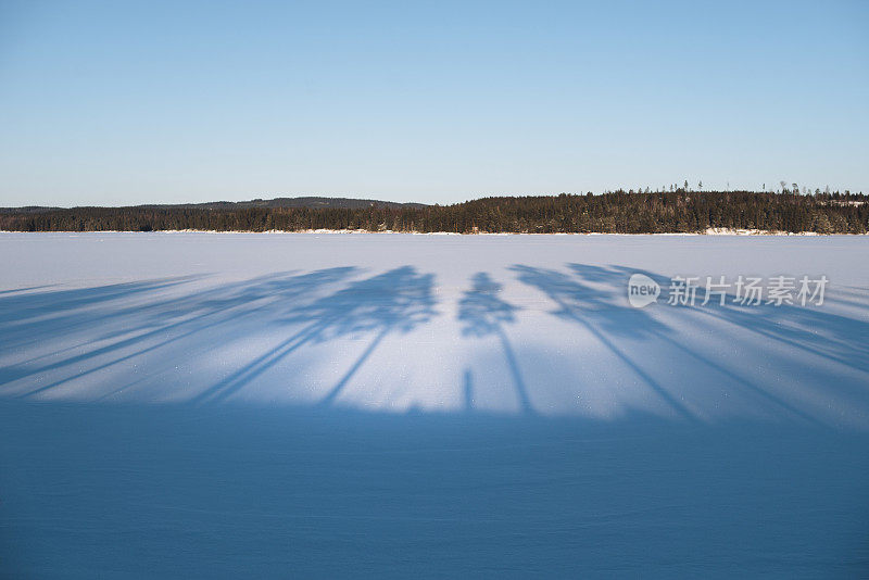 冰冻的湖面上长长的影子。
