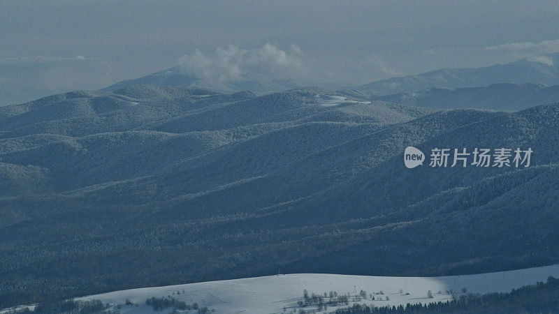 冬季仙境。的雪山风景