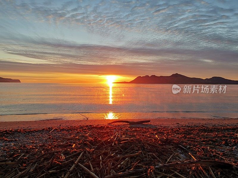 阿尔库迪亚湾(马略卡岛)的日出