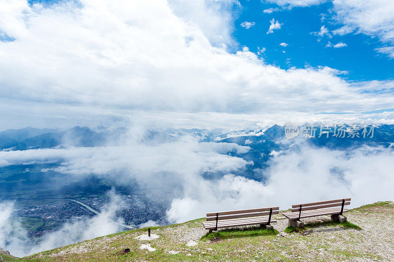观景台与长凳在阿尔卑斯山脉俯瞰山谷