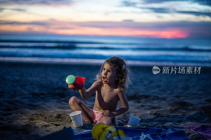 快乐的小女孩在沙滩上玩得开心
