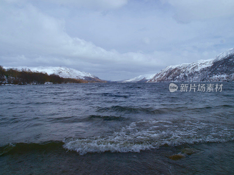 英国乌尔斯沃特湖区附近的雪山