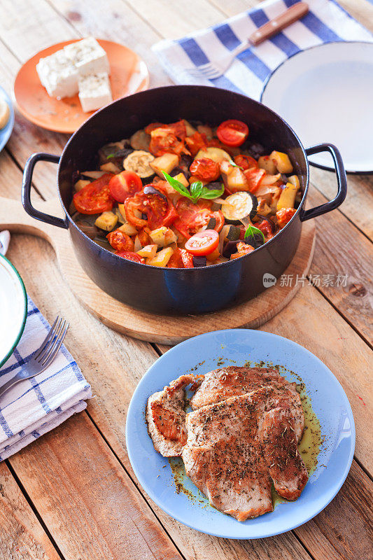 希腊炖菜，在平底锅里烤蔬菜，配上猪排和羊乳酪