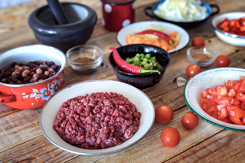 准备辣味牛肉，新鲜的食材在餐桌上