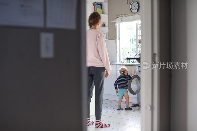 幼童检查洗衣机。