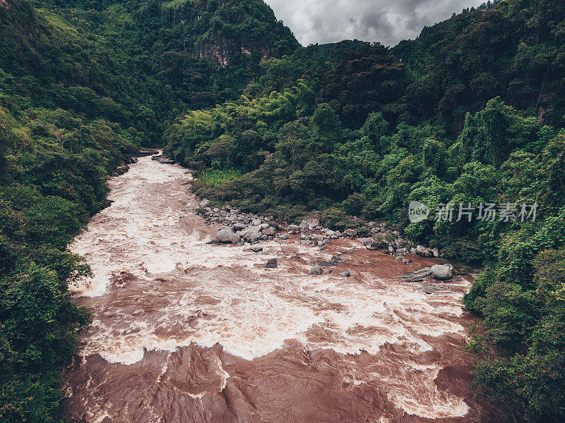 玛格达莱纳河穿过群山的鸟瞰图