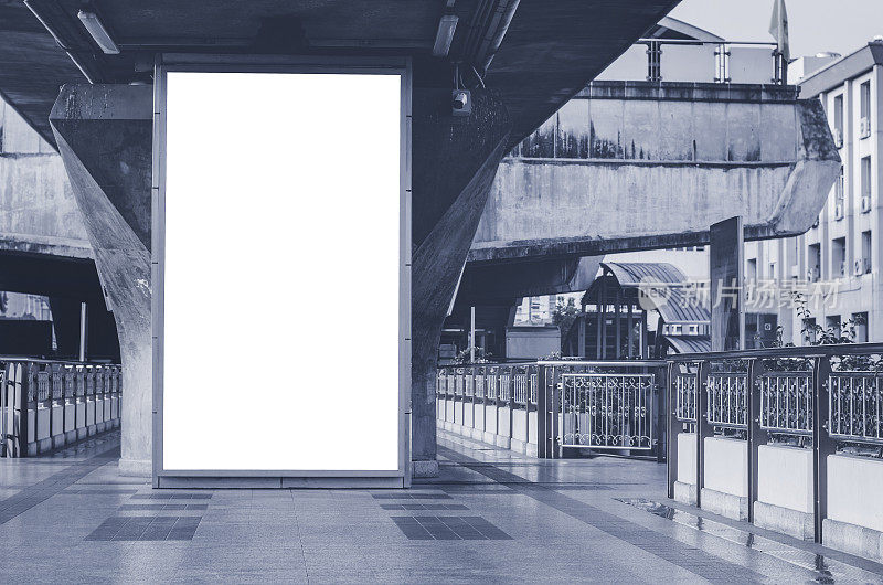 公告公告牌大空白白色LED屏幕透视垂直突出在轻轨站台旁通道铁路为展示广告文本模板推广新品牌户外。