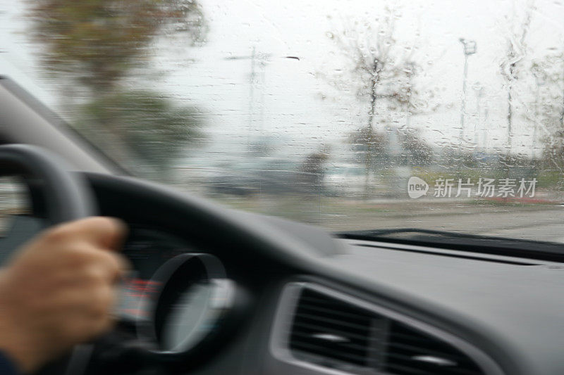 在雨天开车