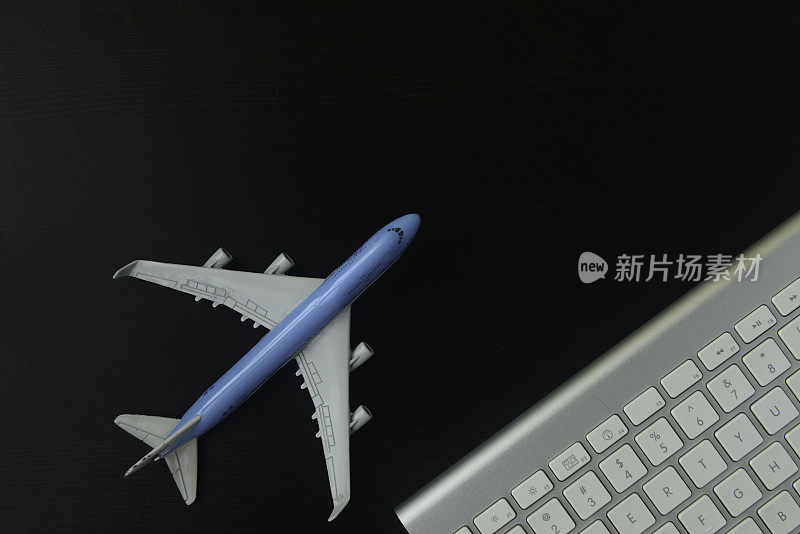 飞机模型和电脑键盘的特写