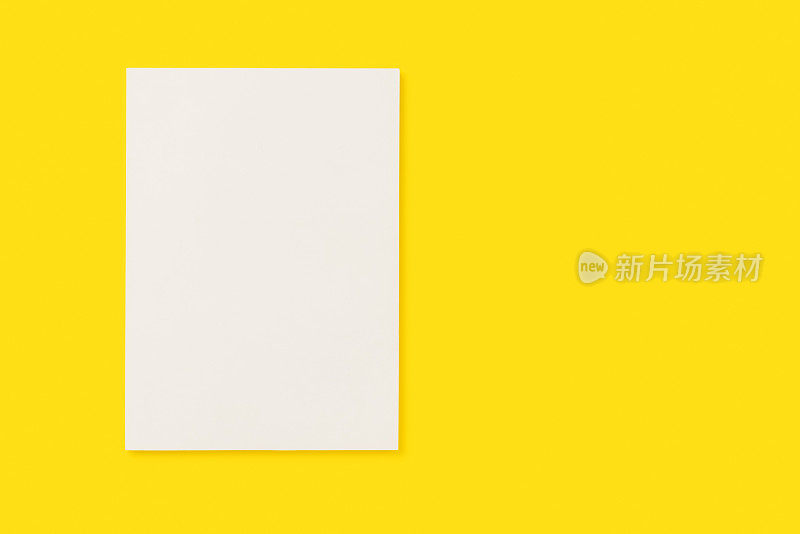 黄色背景上的空白白色封面杂志