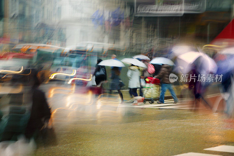 下着雨，曼哈顿繁忙街道上模糊的行人