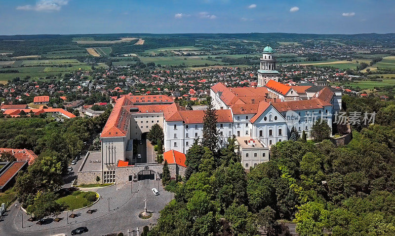 匈牙利Gyor附近的本笃会Pannonhalma大修道院鸟瞰图