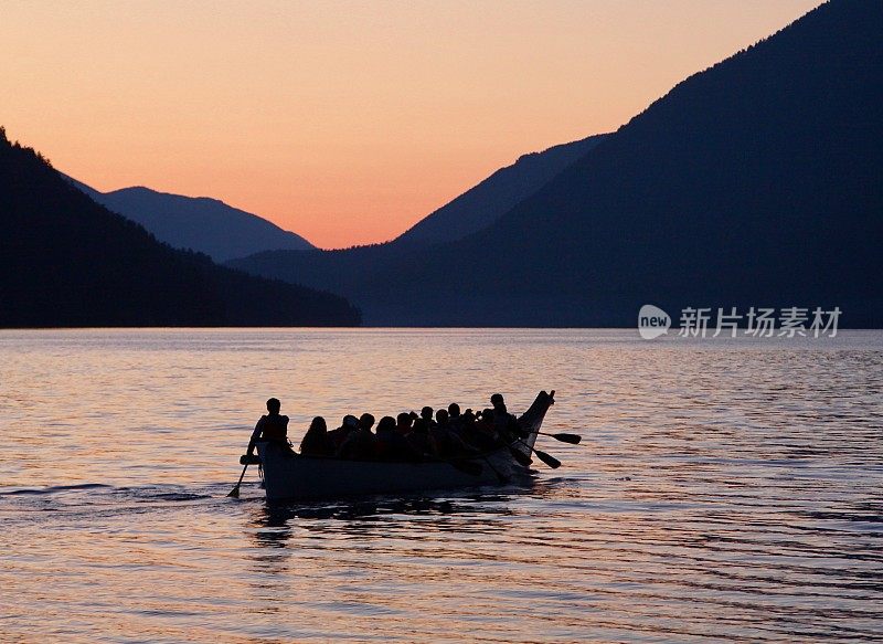 新月湖上的美洲原住民独木舟