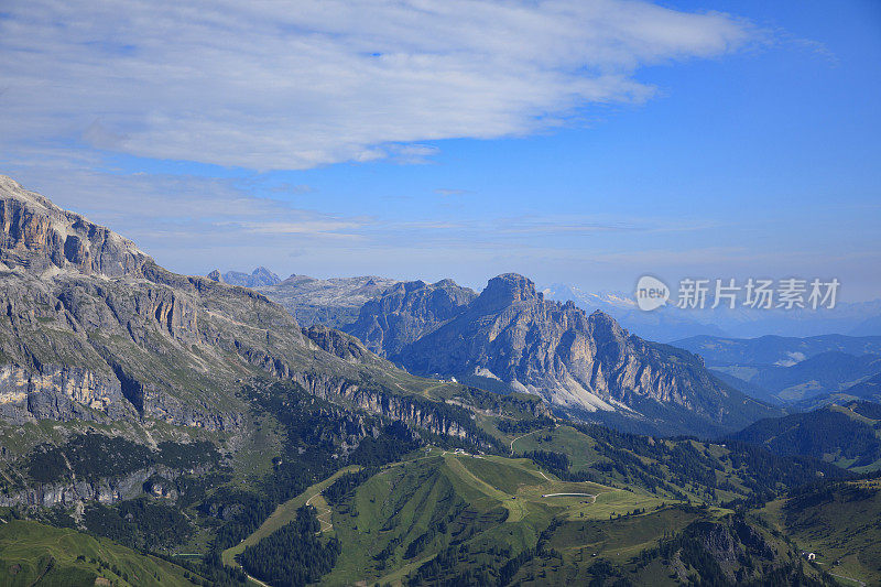 夏天的风景。意大利北部Dolomites的Fedaia山口到Pordoi山口的休息点上的马尔莫拉达冰川山的美丽景色。夏天在阿拉巴山上。