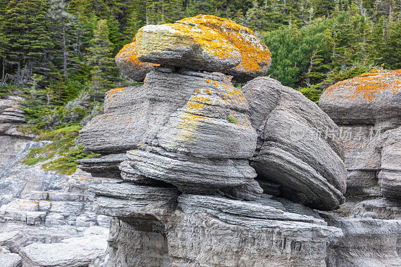 在明根群岛国家公园保护区，可以看到幽灵岛，幽灵岛拥有近5亿年前的美丽巨石。