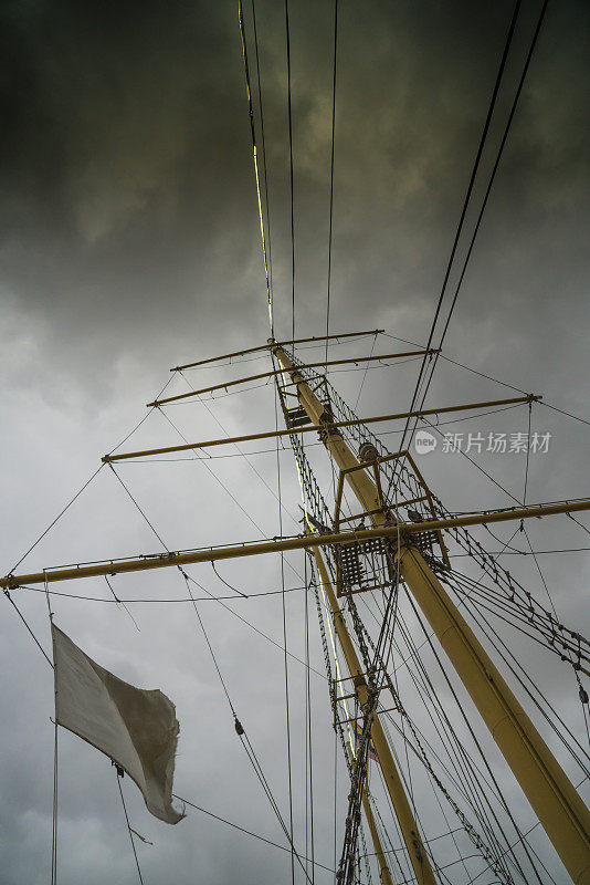 帆船的桅杆高耸在壮观的天空中