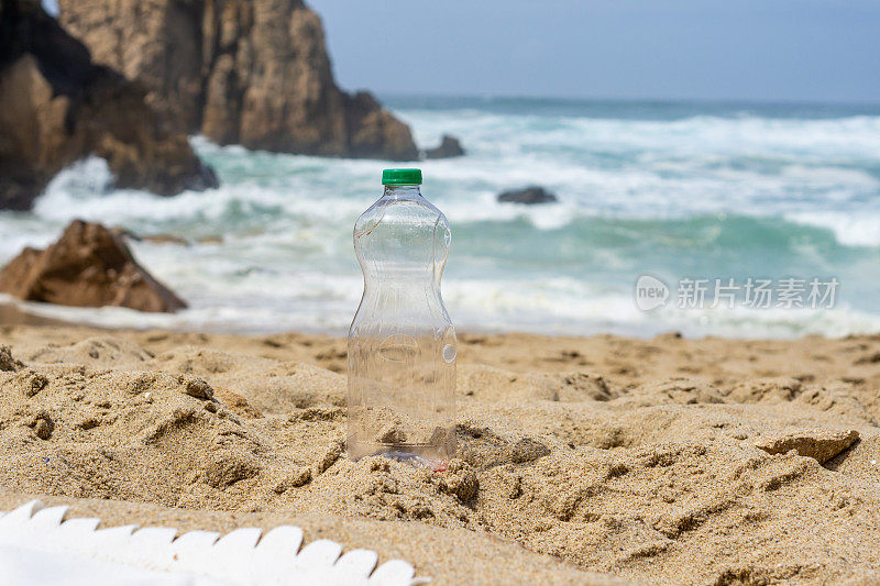 沙滩上的塑料瓶