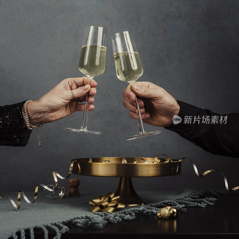 男人和女人在新年晚会敬酒结束