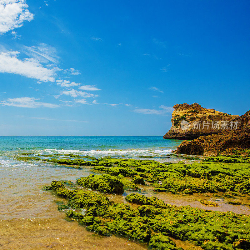 海滩和岩石在葡萄牙阿尔沃在夏末太阳的海景图像