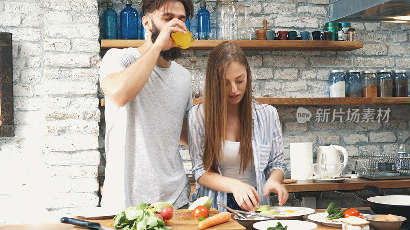 年轻夫妇在家里一起做晚餐