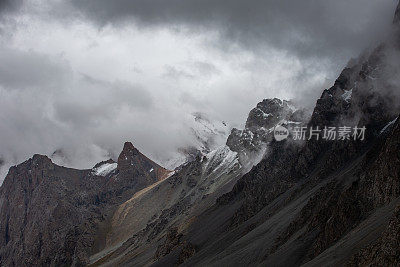 中国新疆维吾尔自治区的雪山