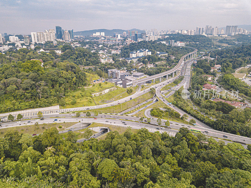 无人机拍摄吉隆坡高速公路在早上高峰时段