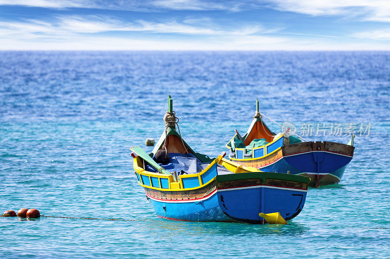 马耳他-地中海的旅游目的地，海湾里的渔船