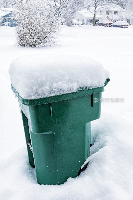 深雪中的户外滚动垃圾桶