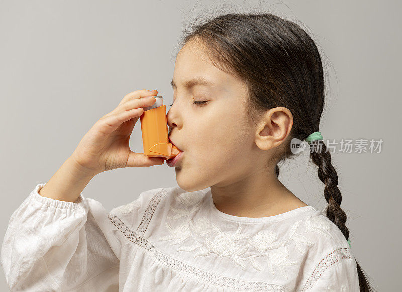 6岁女孩使用哮喘吸入器