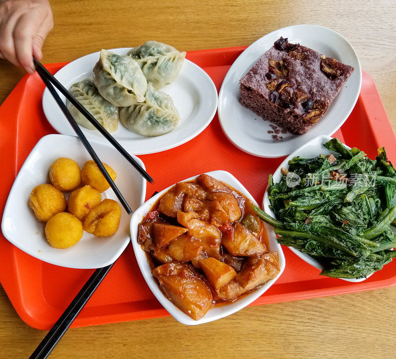 中式工作餐:蔬菜、水果、蛋和肉