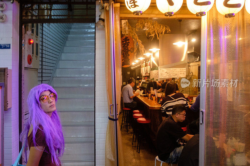 大阪道顿堀餐厅和紫色头发