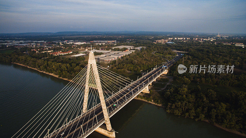 匈牙利布达佩斯Megyeri桥上的无人机。汽车过桥。背景是布达佩斯。