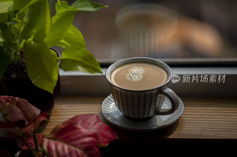 休息时间:窗台上放一杯浓缩咖啡
